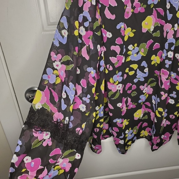 Lane Bryant Colorful Floral Mock Neck Cold Shoulder Lace Blouse Plus Size 20 NWT - Picture 3 of 8